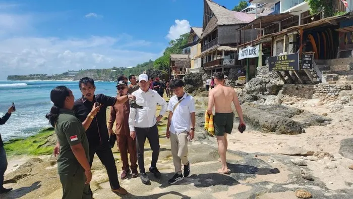 Demolition of illegal villas in Bingin Beach Bali 2025, showing debris and government enforcement action. Demolition of illegal villas in Bingin Beach Bali 2025, showing debris and government enforcement action.