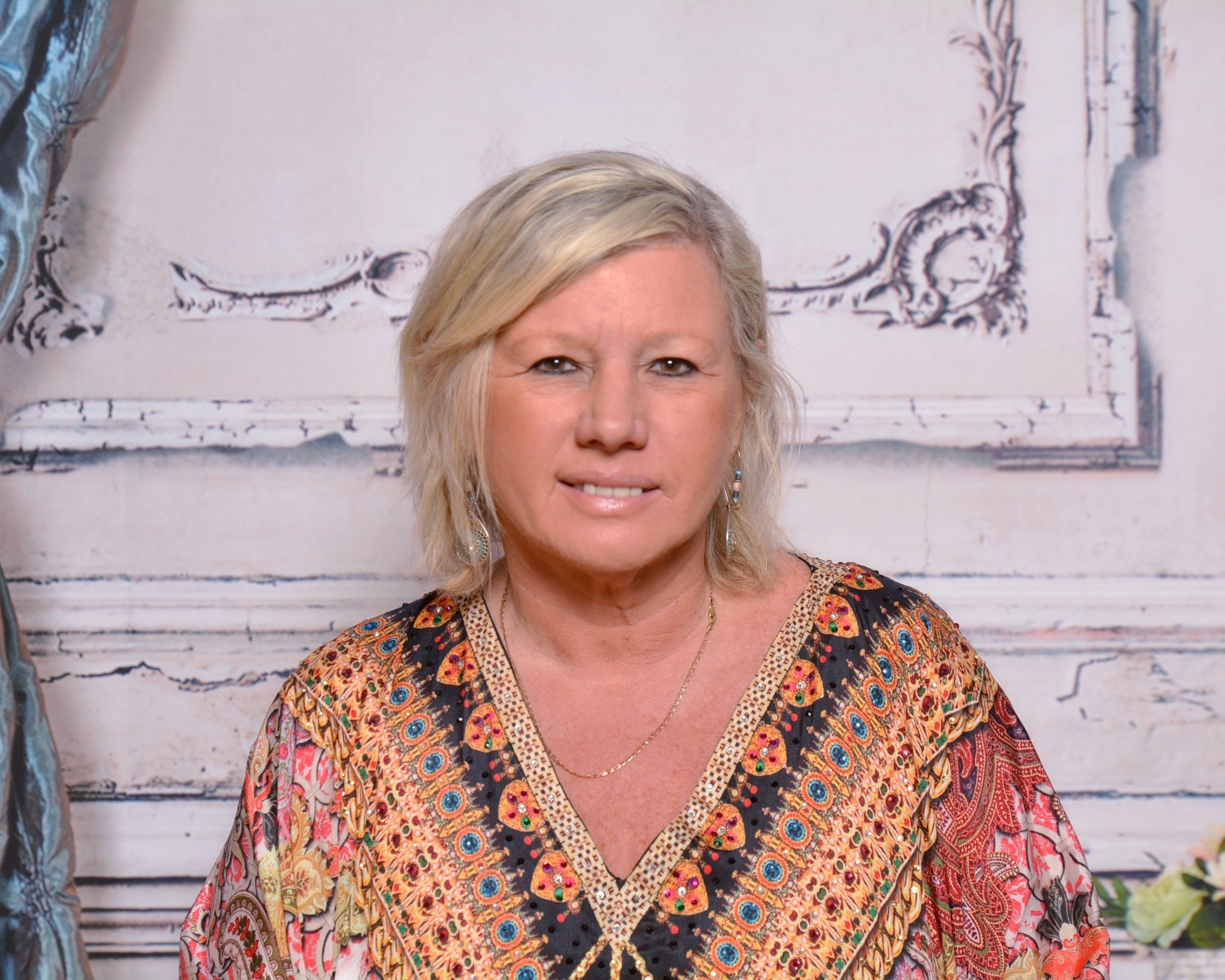 Robyn Ratcliff is an International Award Winning Business & Life Coach, Relationship Coach, Hypnotherapist and Corporate Trainer.
Robyn assists her clients to make the necessary changes to have the life that they truly desire
USE THE CHAT BUTTON BELOW FOR MORE INFORMATION OR TO BOOK A COMPLIMENTARY SESSION WITH COACH ROBYN