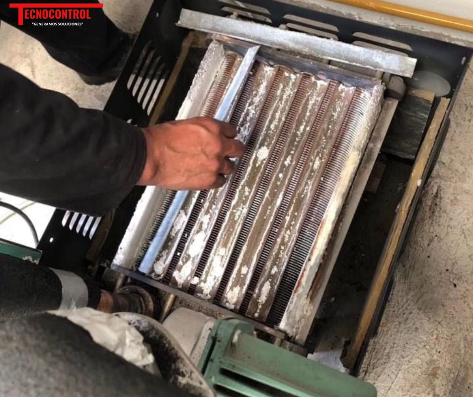 Herramientas especializadas para la reparación de una bomba de calor.