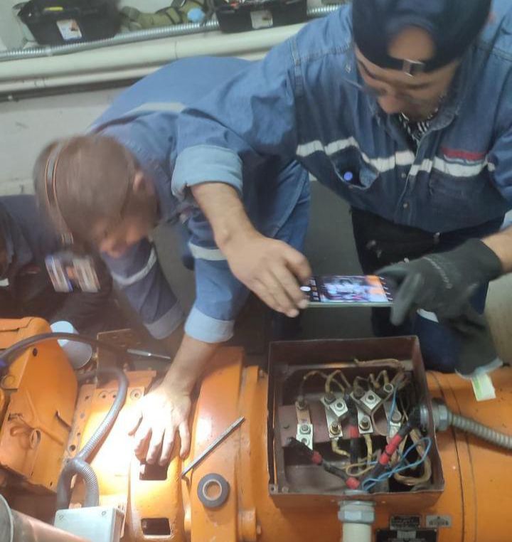 Generador eléctrico industrial para garantizar operación continua en fábrica de Ecuador.