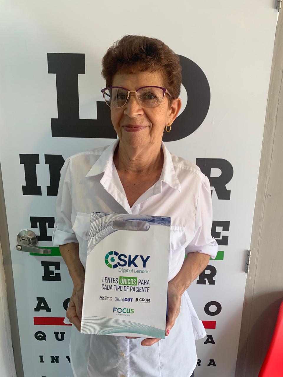 Testimonio de cliente feliz con nuevas gafas adaptadas