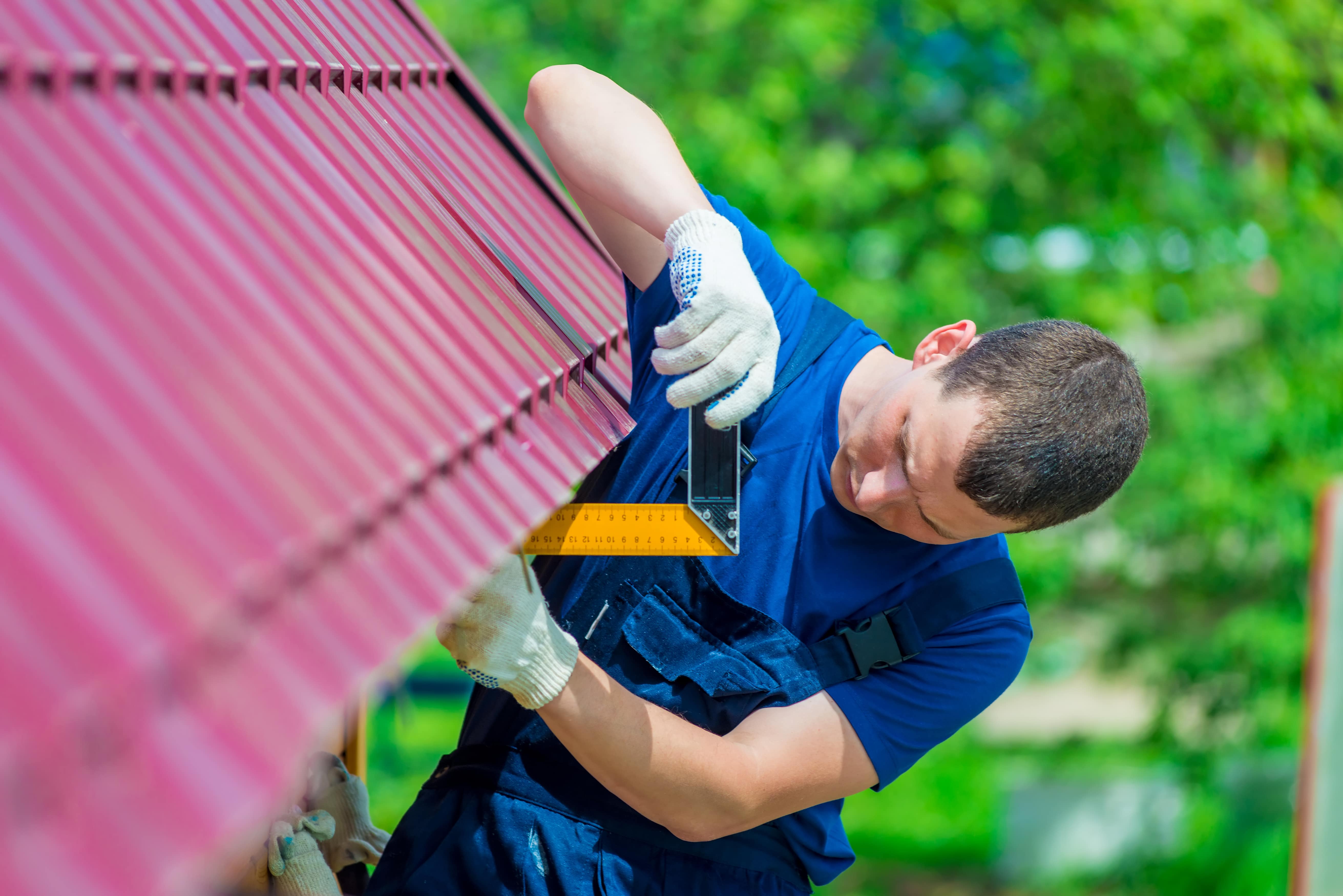 Roofing expert start working