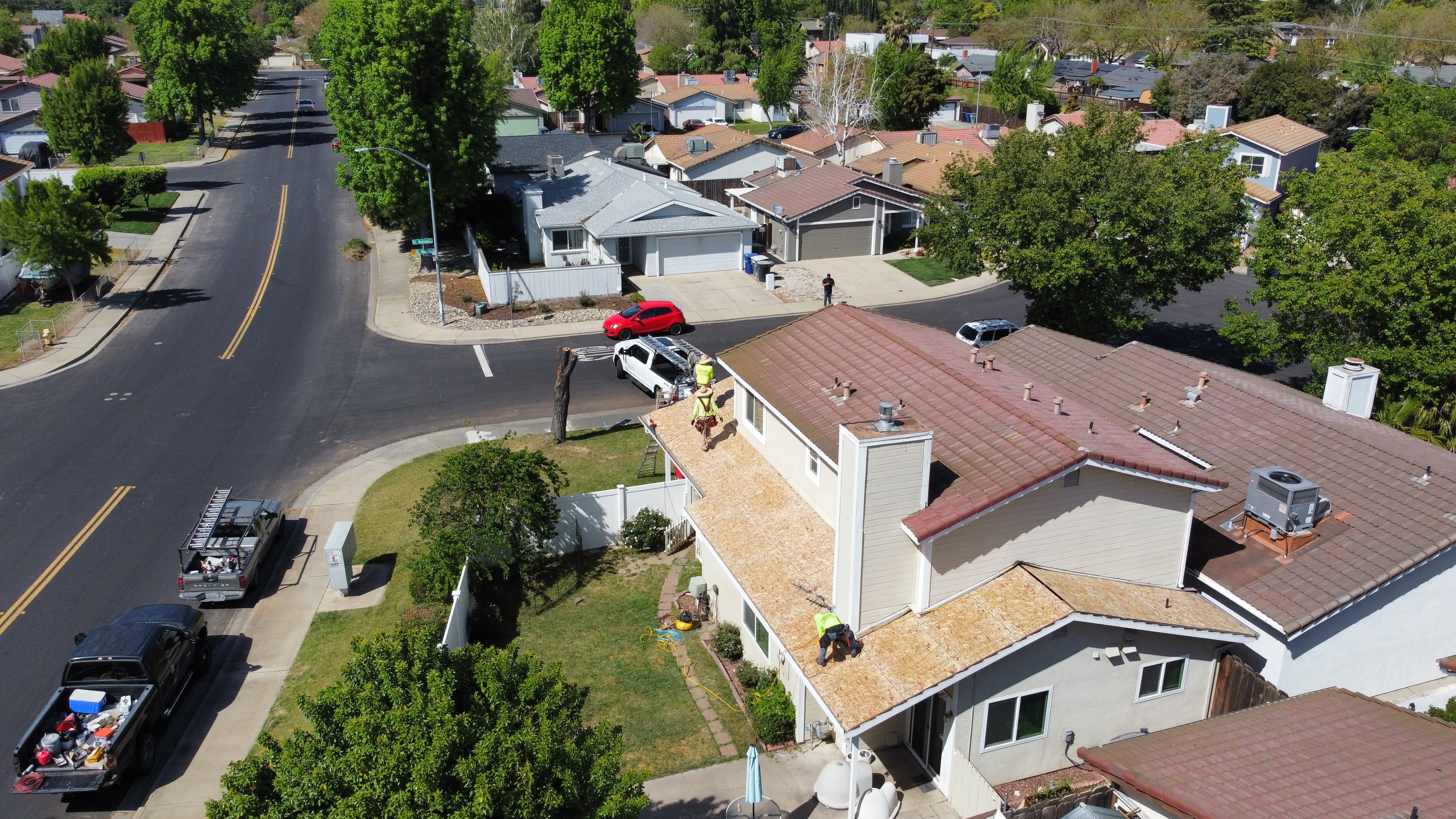 expert roofer carefully installing tiles