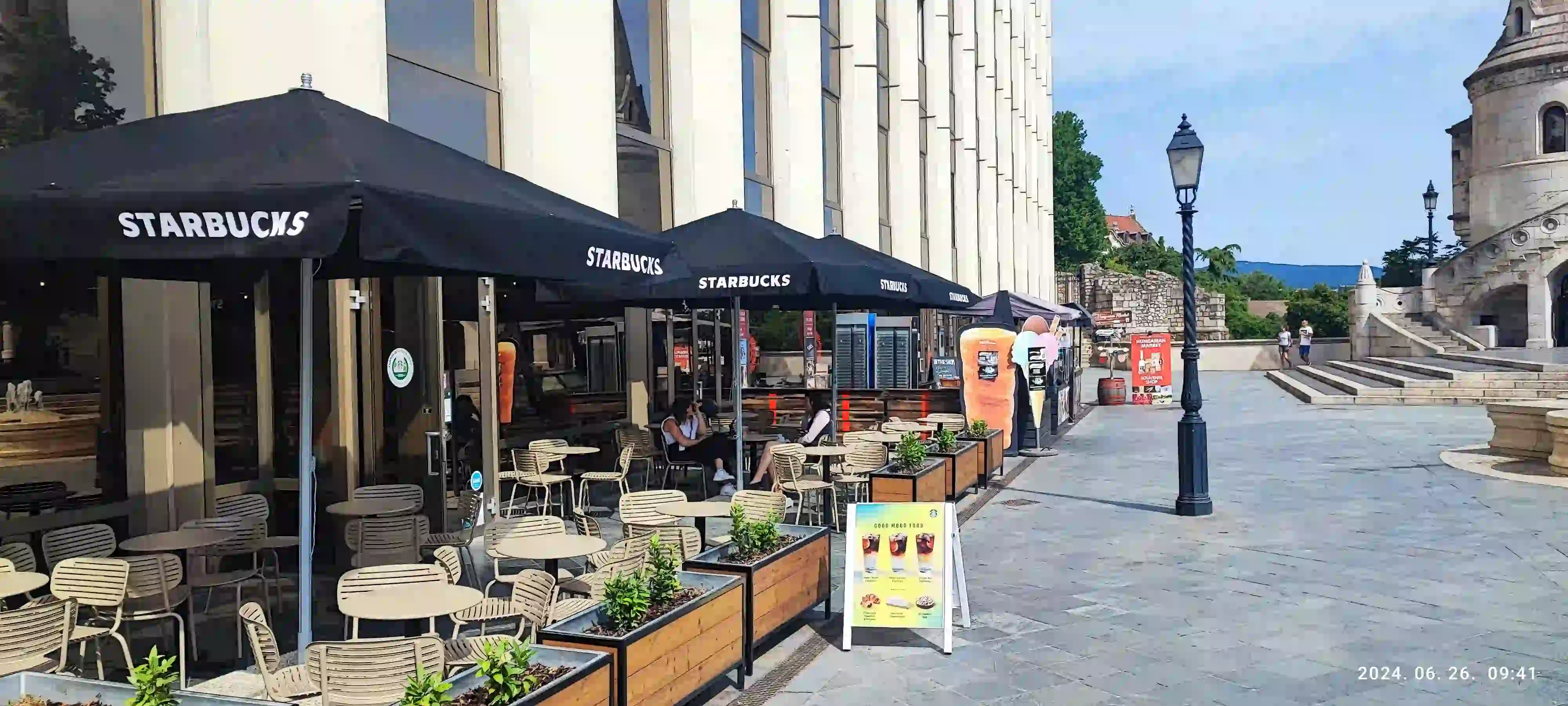 Starbucks terasz fekete napernyőkkel.