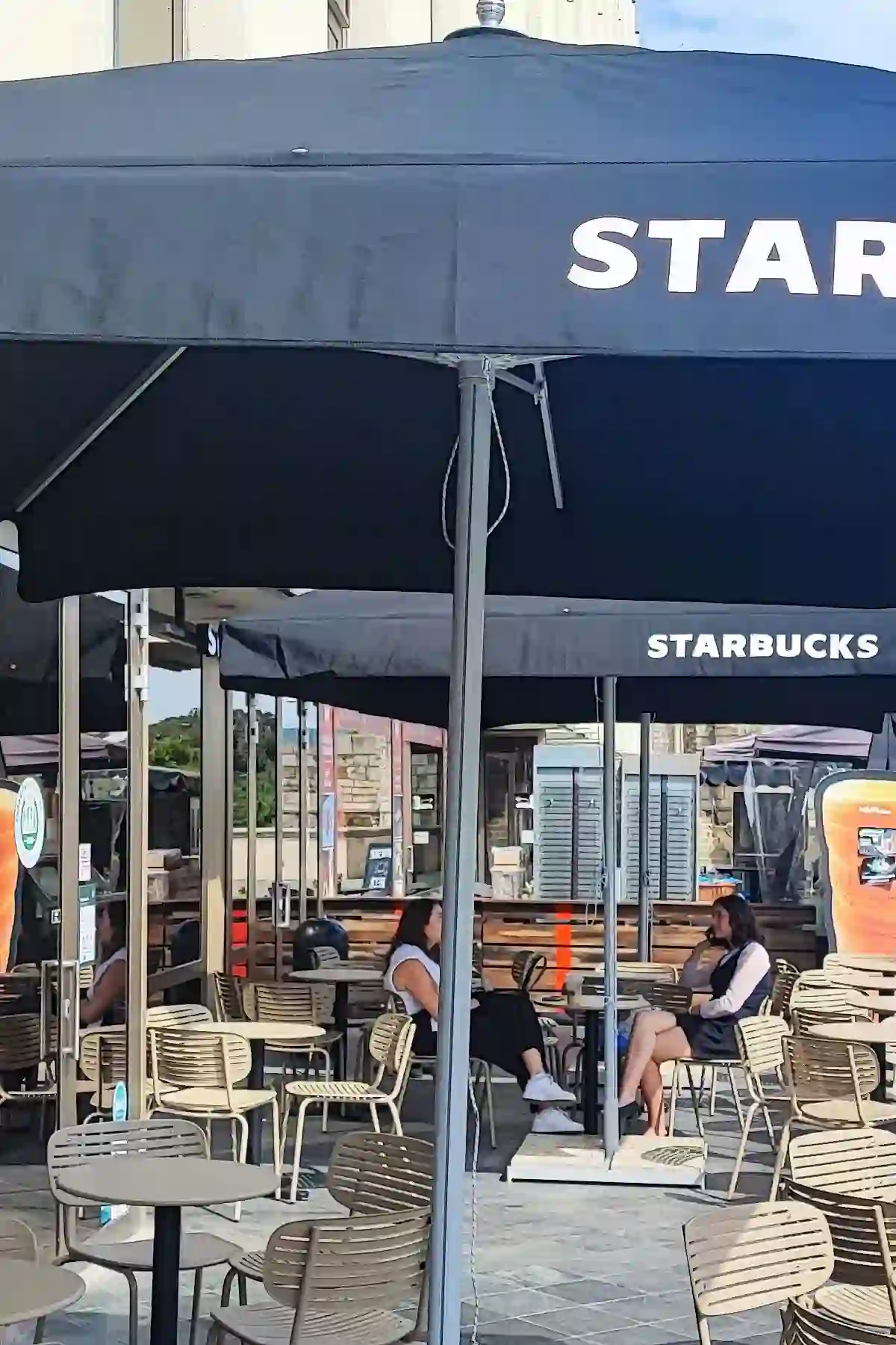 Starbucks terasz fekete napernyőkkel