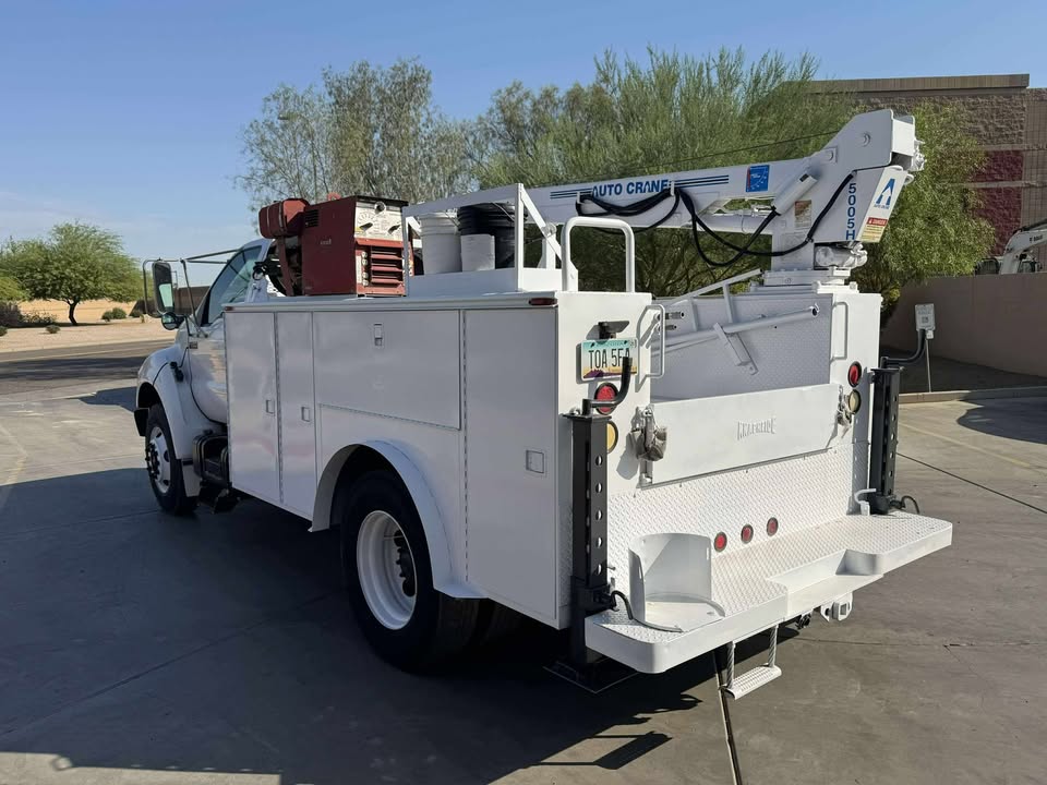 2001 Service truck with crane