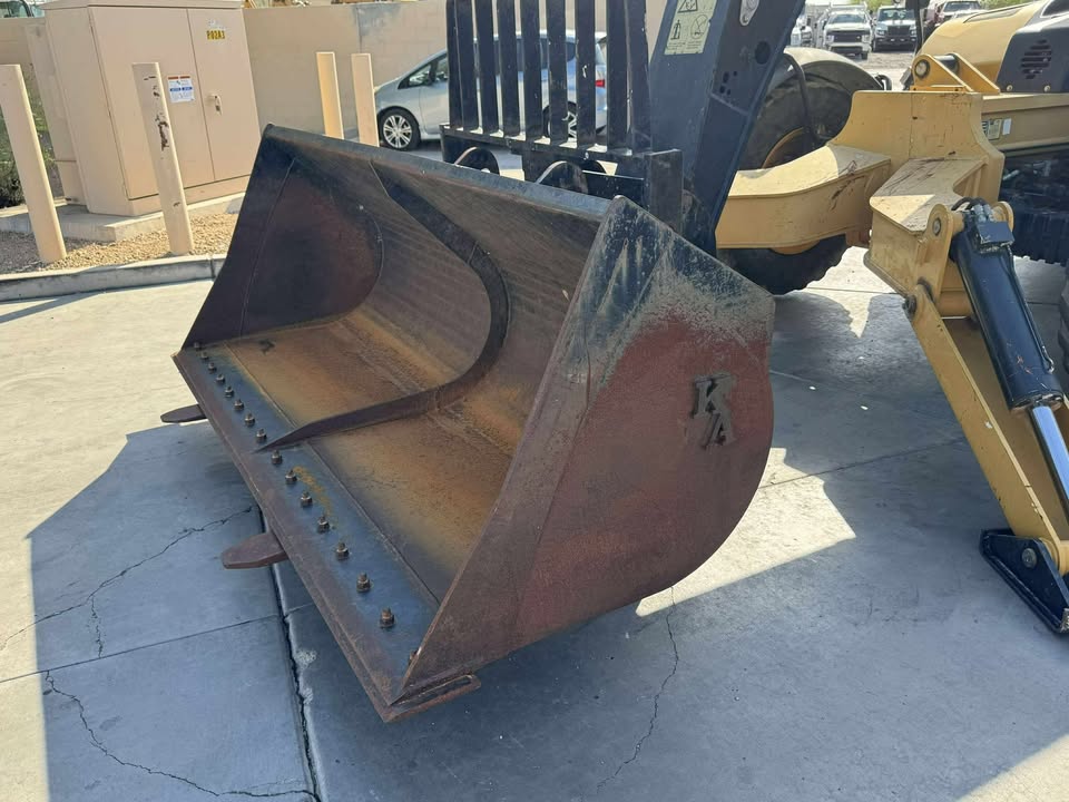 2015 Enclosed Telehandler with Bucket