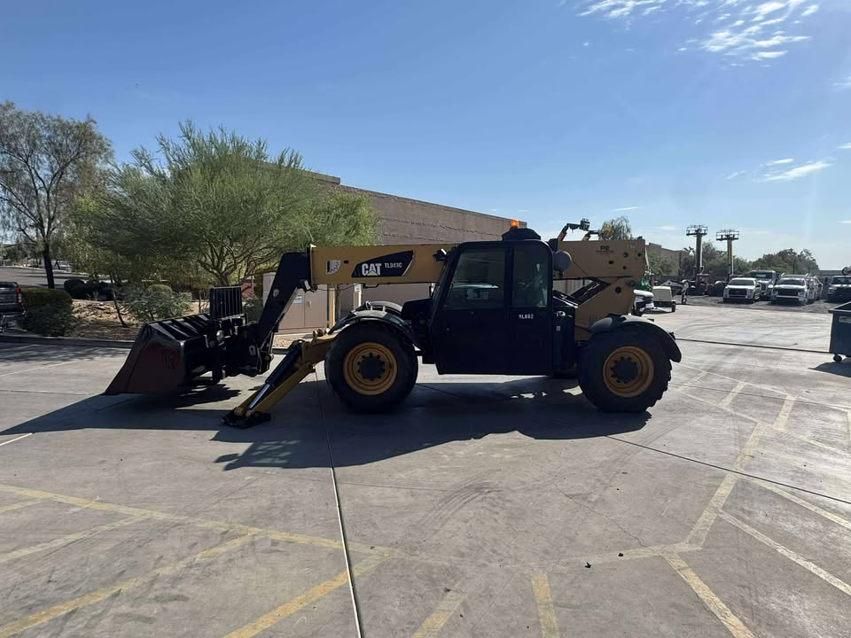 2015 Enclosed Telehandler with Bucket