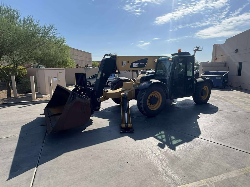 2015 Enclosed Telehandler with Bucket