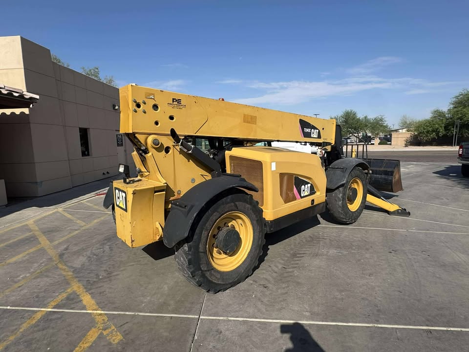 2015 Enclosed Telehandler with Bucket