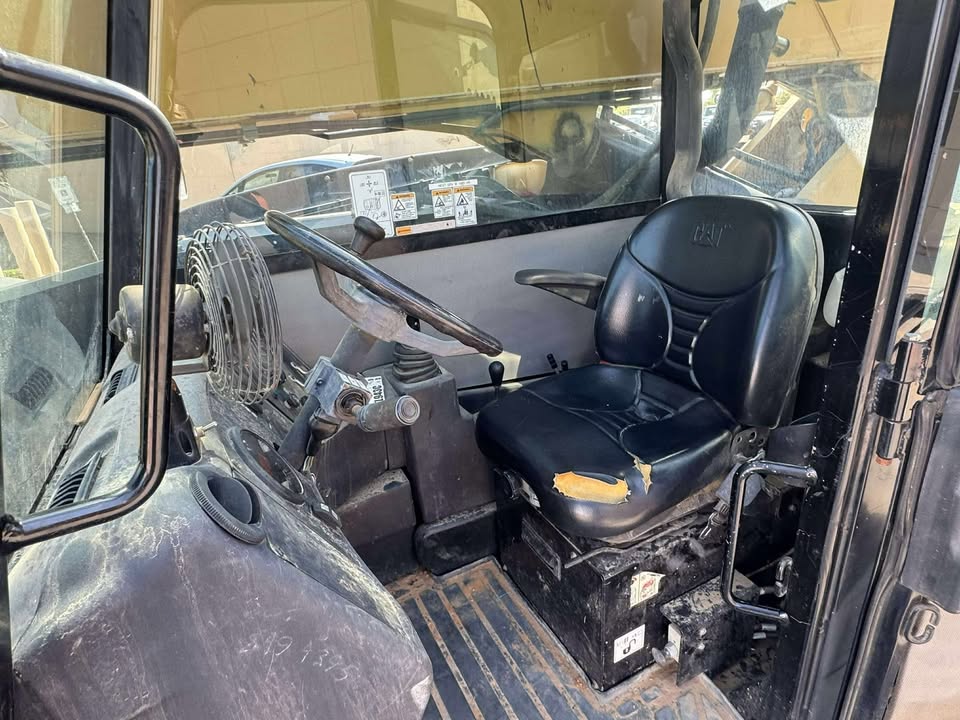 2015 Enclosed Telehandler with Bucket