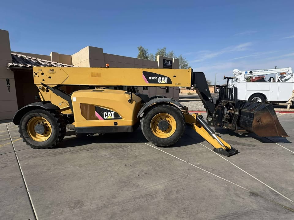 2015 Enclosed Telehandler with Bucket