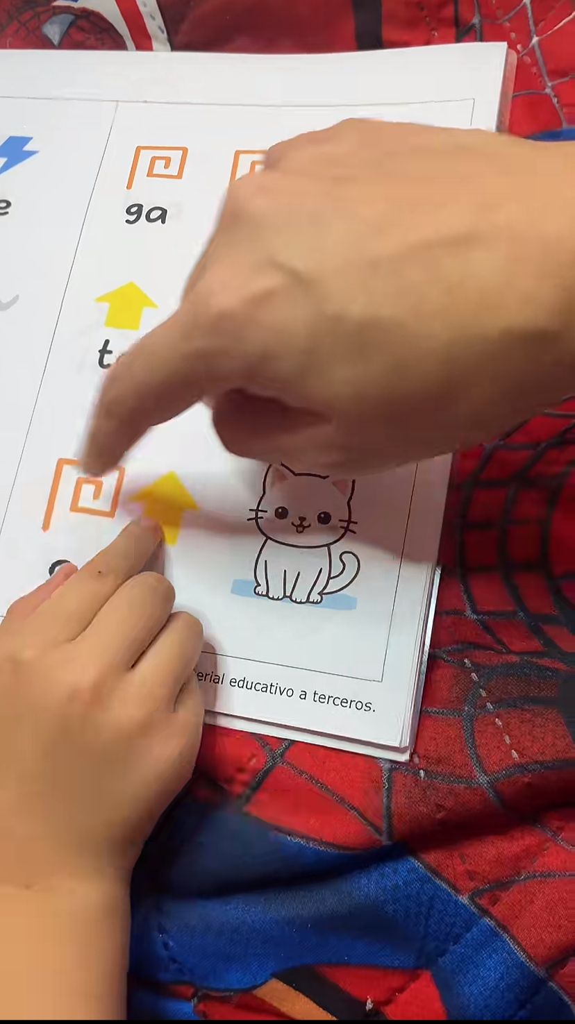 Familia acompañando la lectura