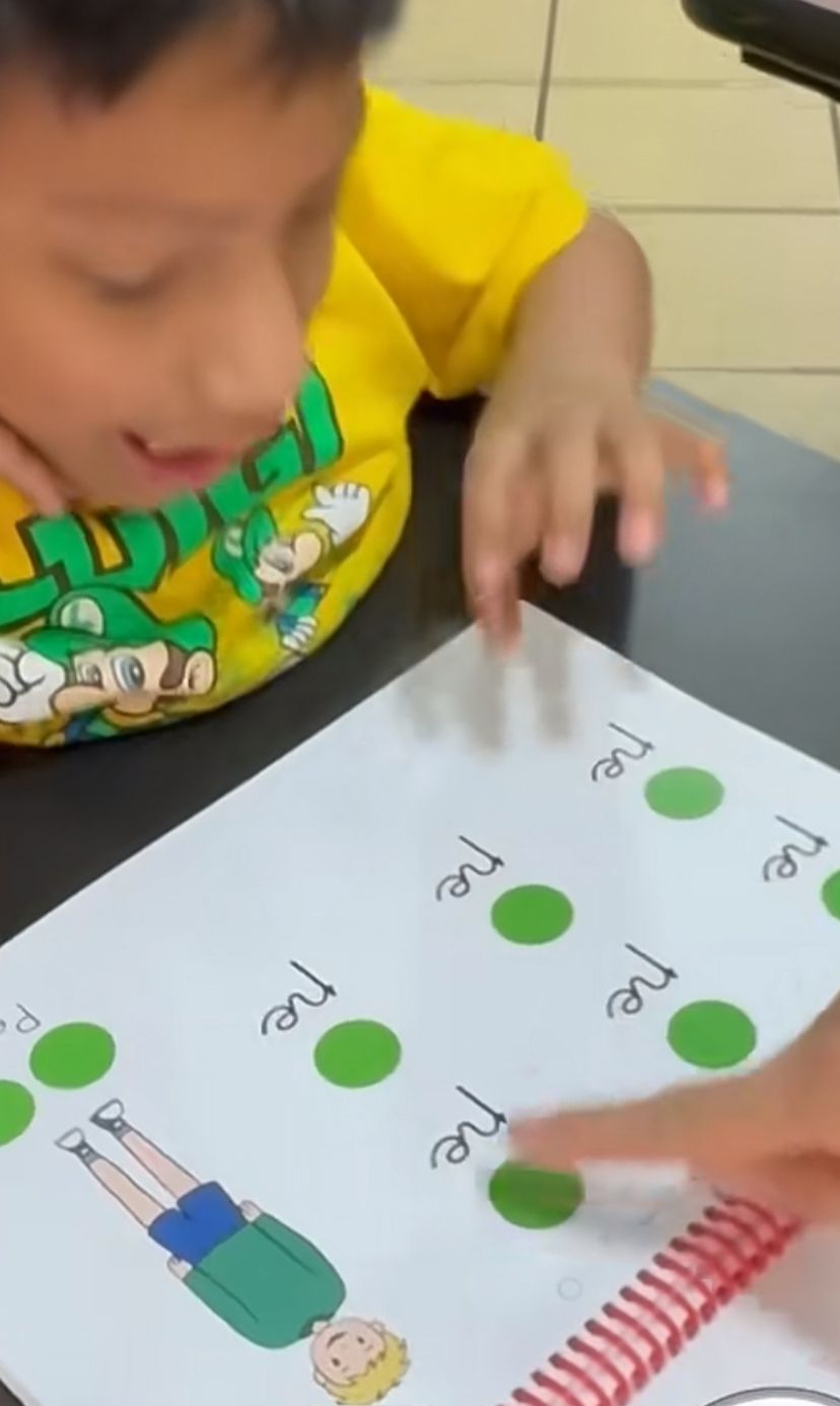 Niño usando actividades de lectura