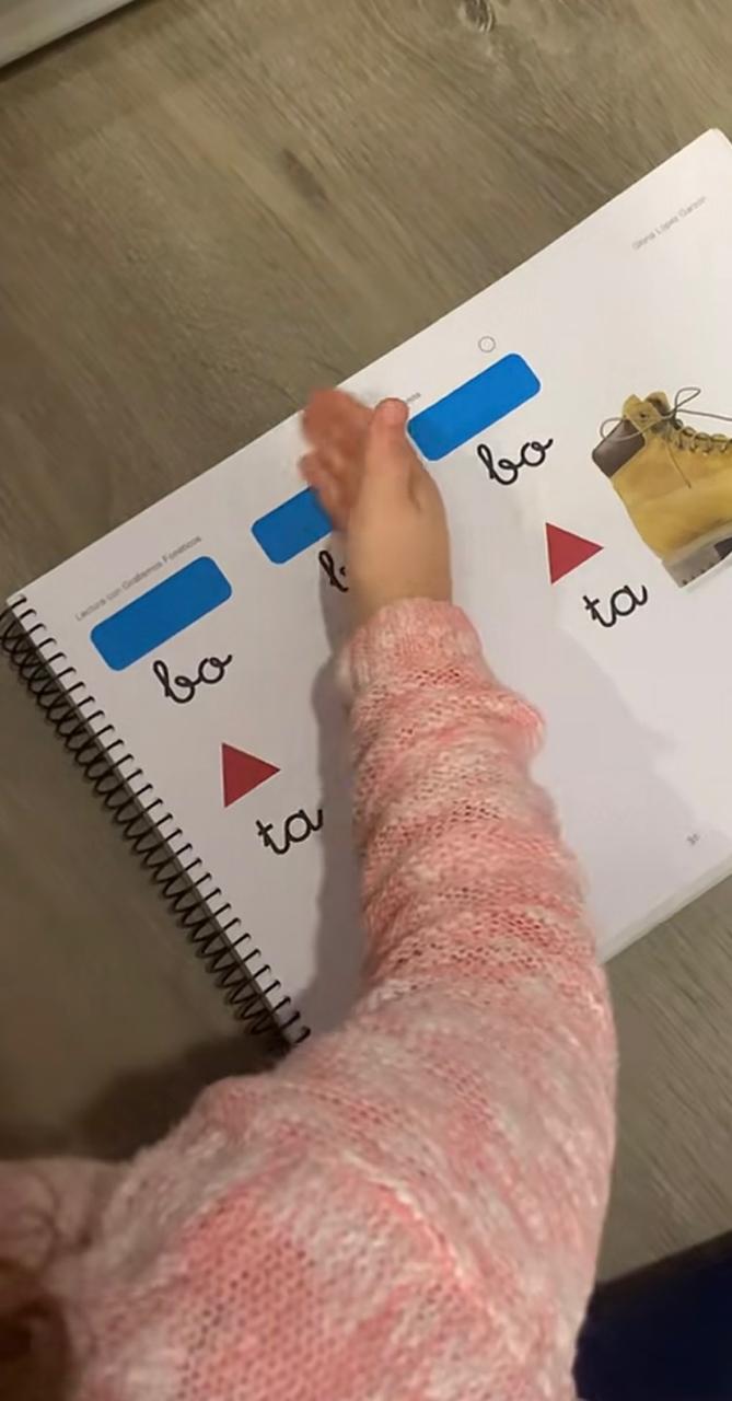 Niño leyendo con material impreso