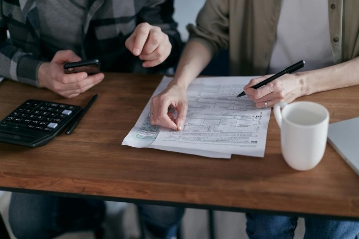 couple calculating bills