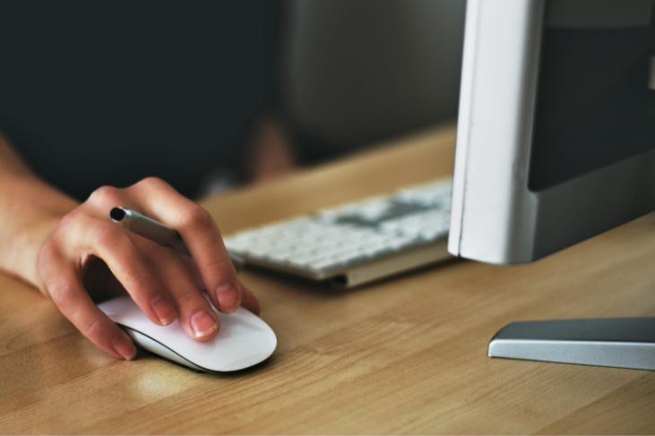 hands on laptop