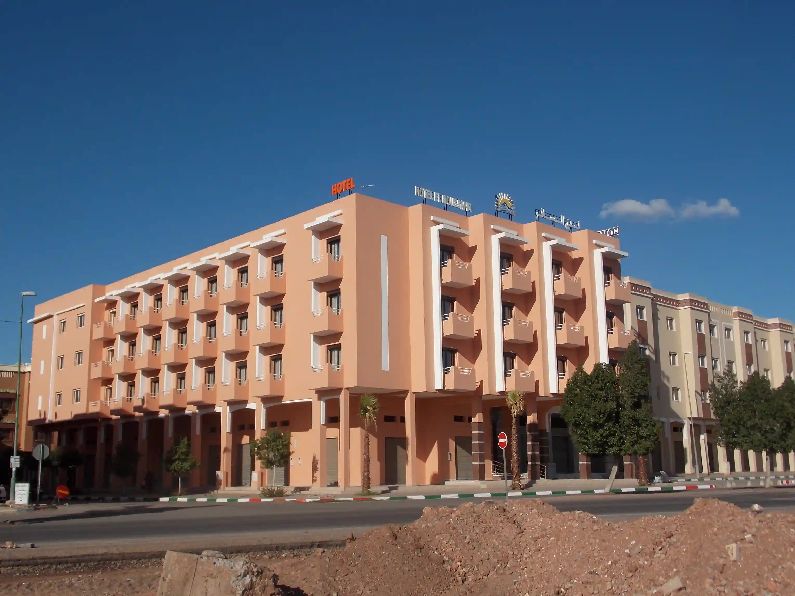 Façade Alucobond Marrakech : bardage composite terracotta pour bâtiment commercial