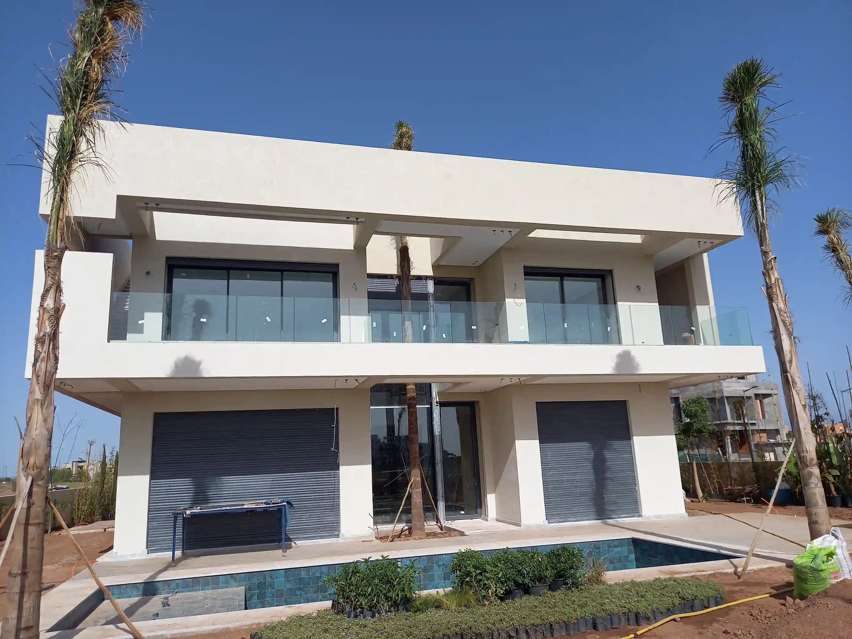 Menuiserie aluminium Marrakech : baie vitrée XXL noire mat pour villa contemporaine