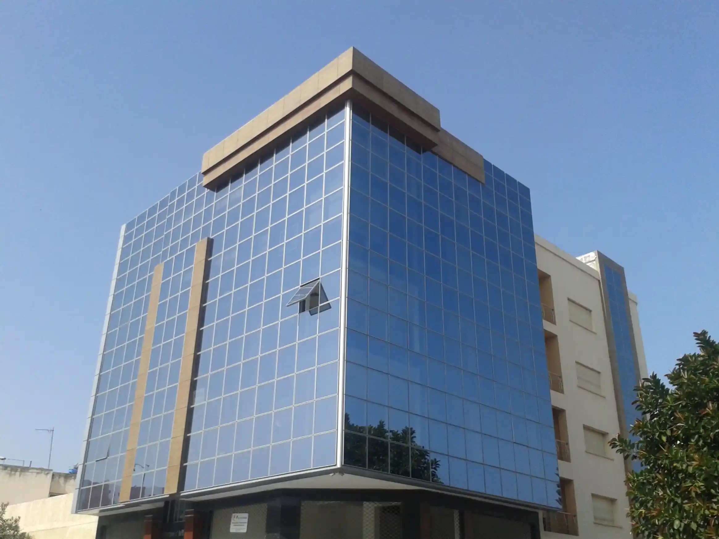 Mur-rideau aluminium Marrakech : façade vitrée miroir bleu pour immeuble de bureaux