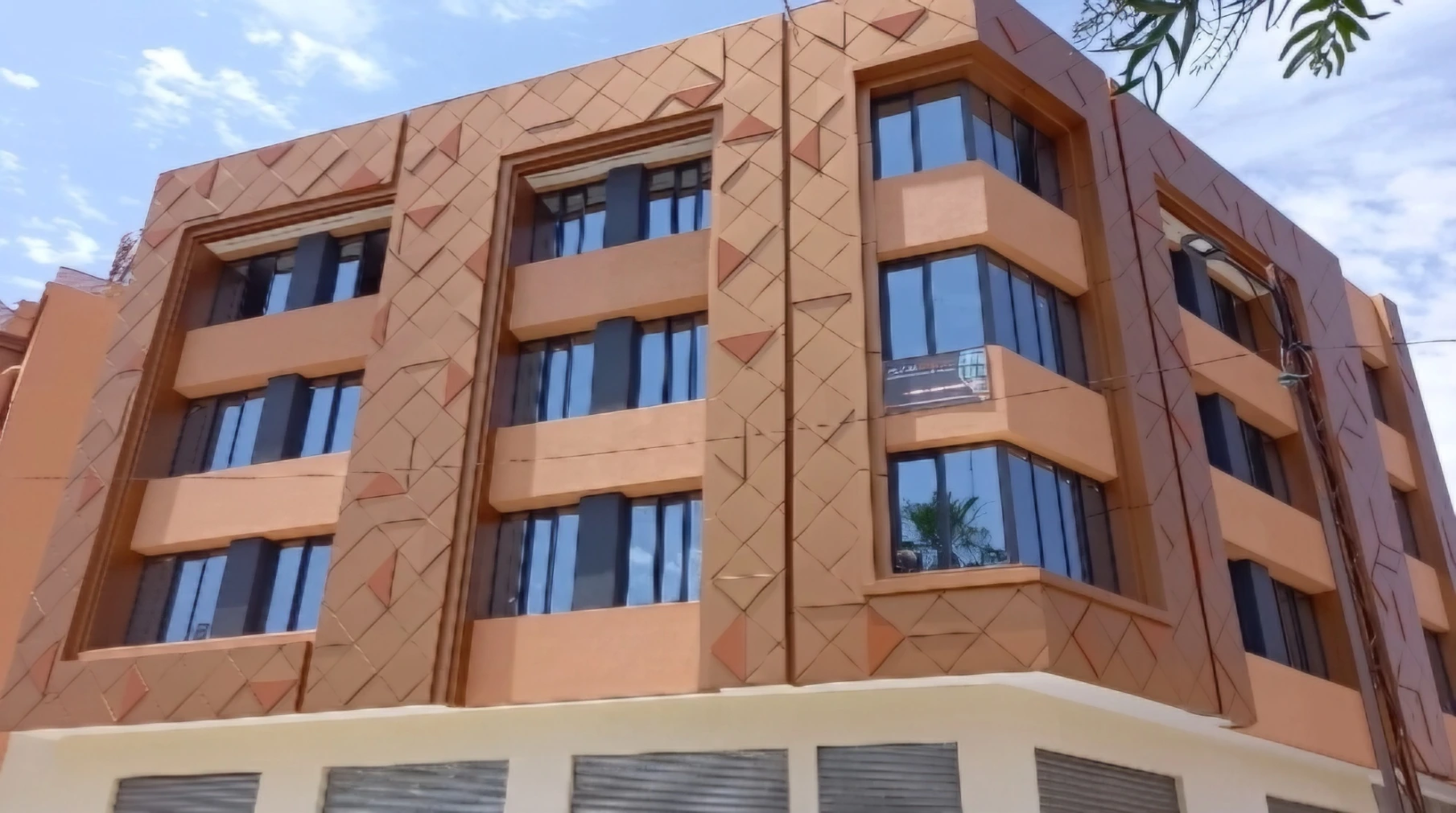 Bardage décoratif Alucobond Marrakech : motifs géométriques pour hôtel moderne