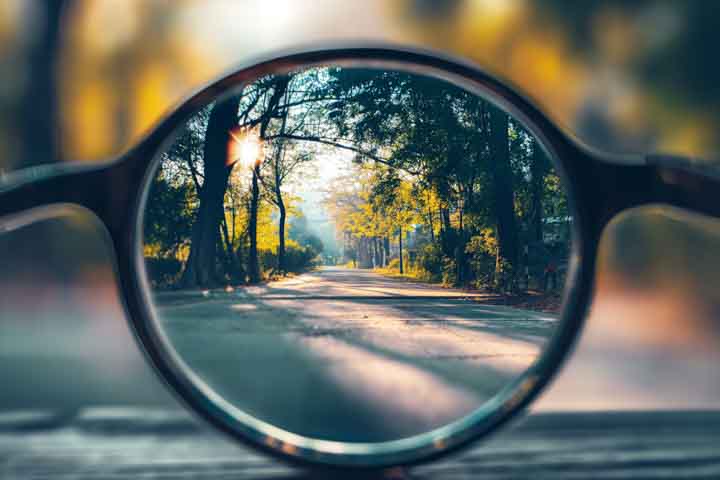 blick-auf-vertrag-versicherung-bild blick-auf-vertrag-versicherung-bild