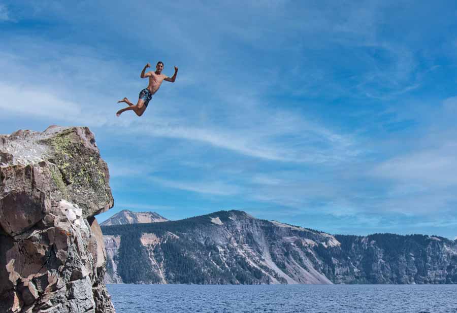 mann-springt-klippe-risiko-versicherung-bild