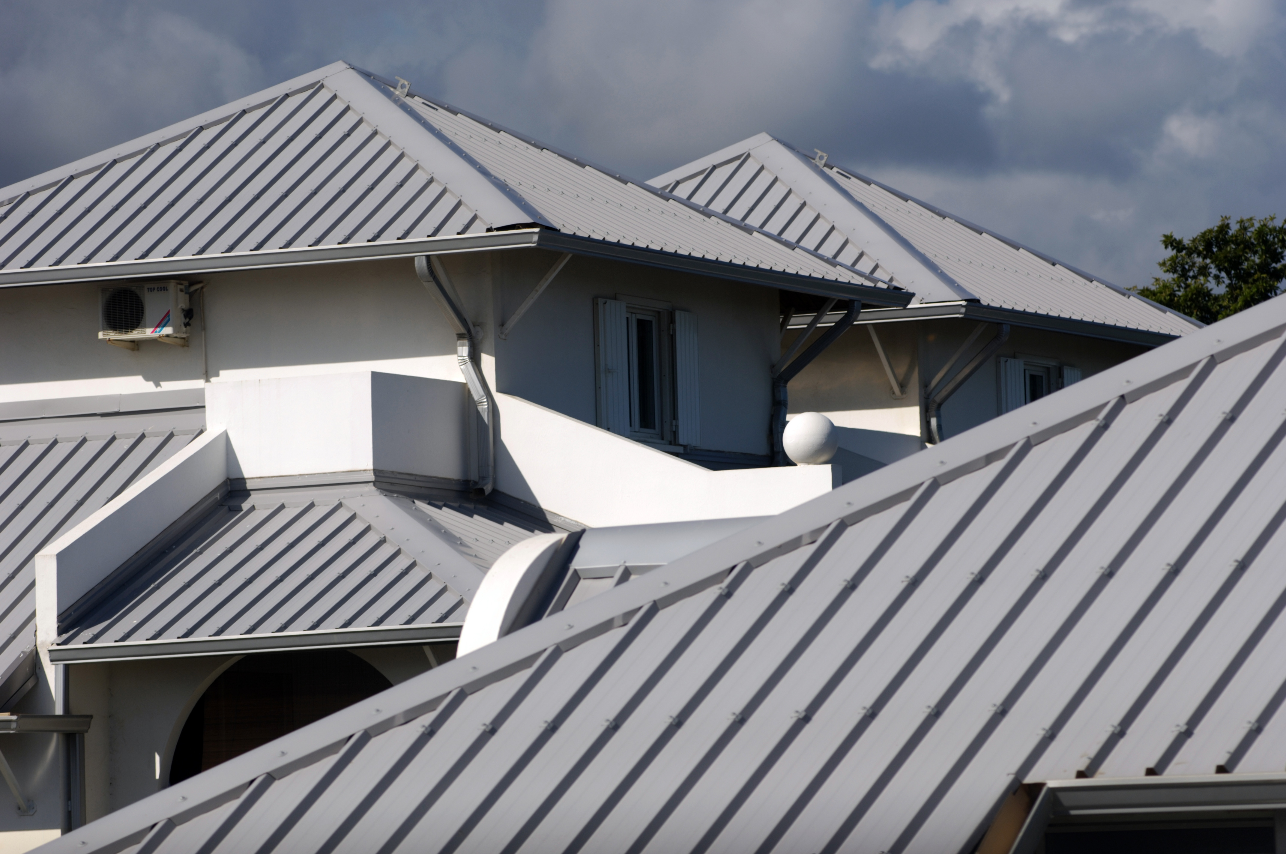 The Ultimate Guide to Choosing the Right Roofing Material for Your Home