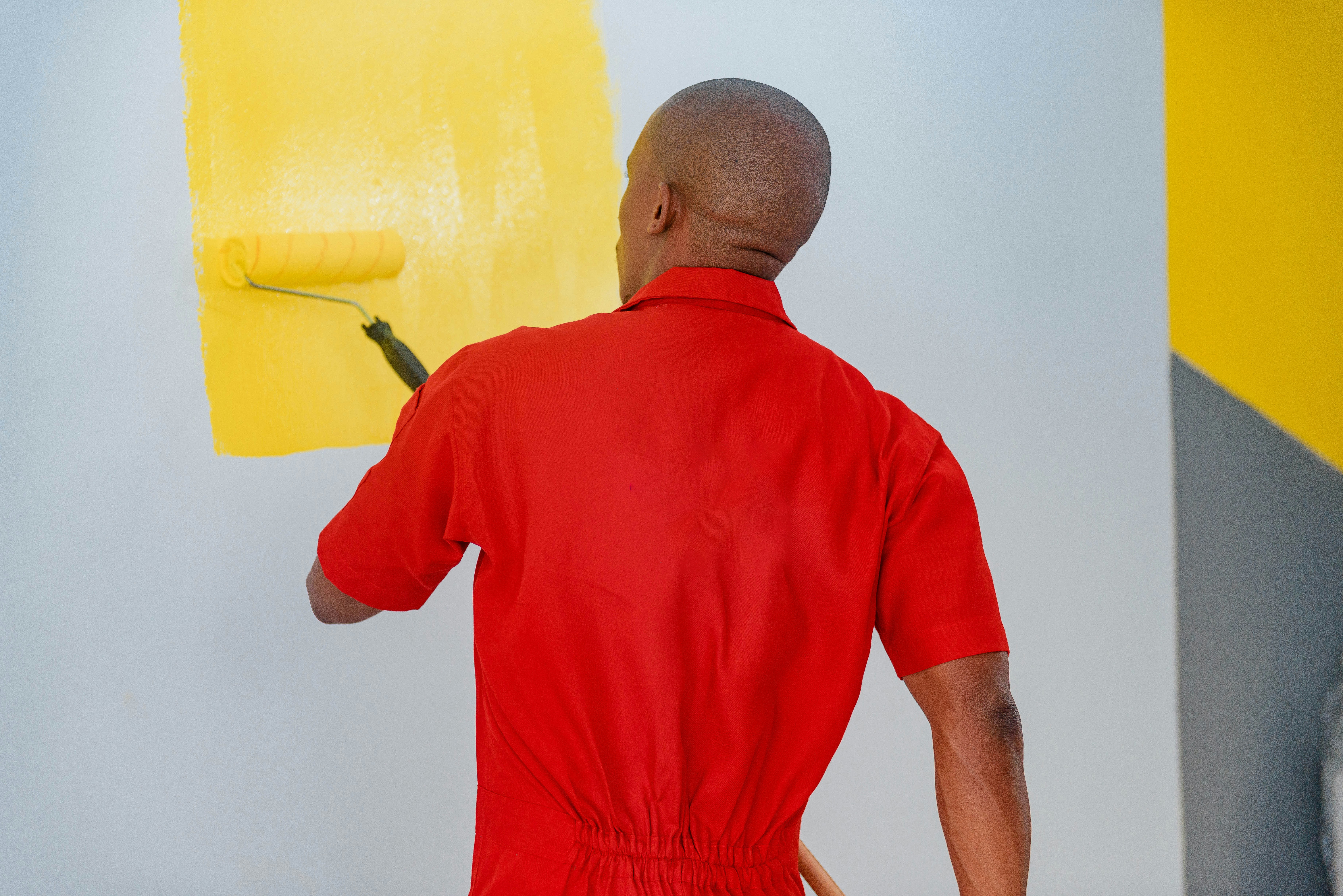 Peintre professionnel en pleine rénovation de façade extérieure en Suisse Peintre professionnel en pleine rénovation de façade extérieure en Suisse