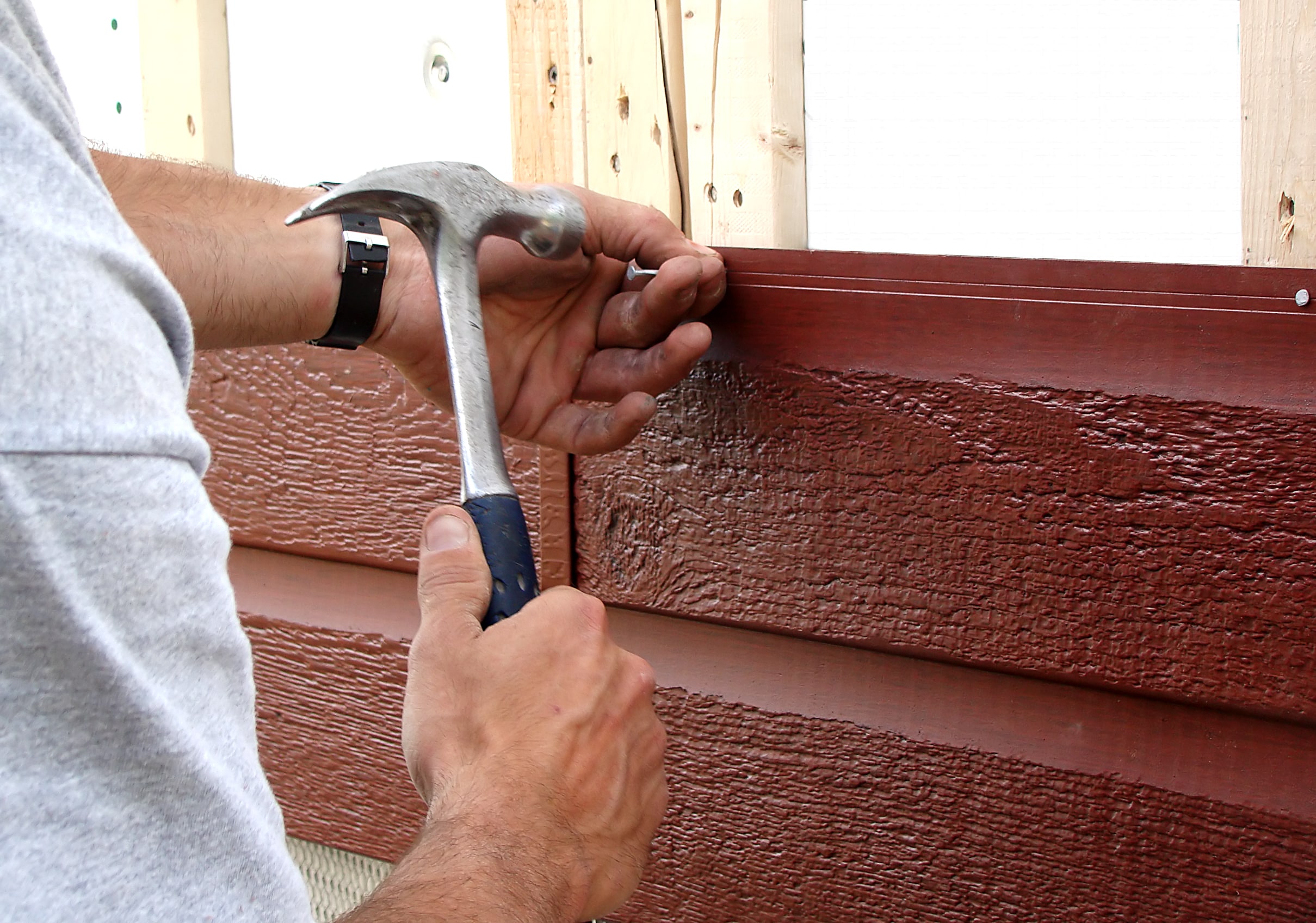 expert roofer replacing sidings of the house