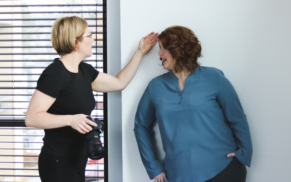 photographer giving posing directions to female entrepreneur in Spokane photographer giving posing directions to female entrepreneur in Spokane