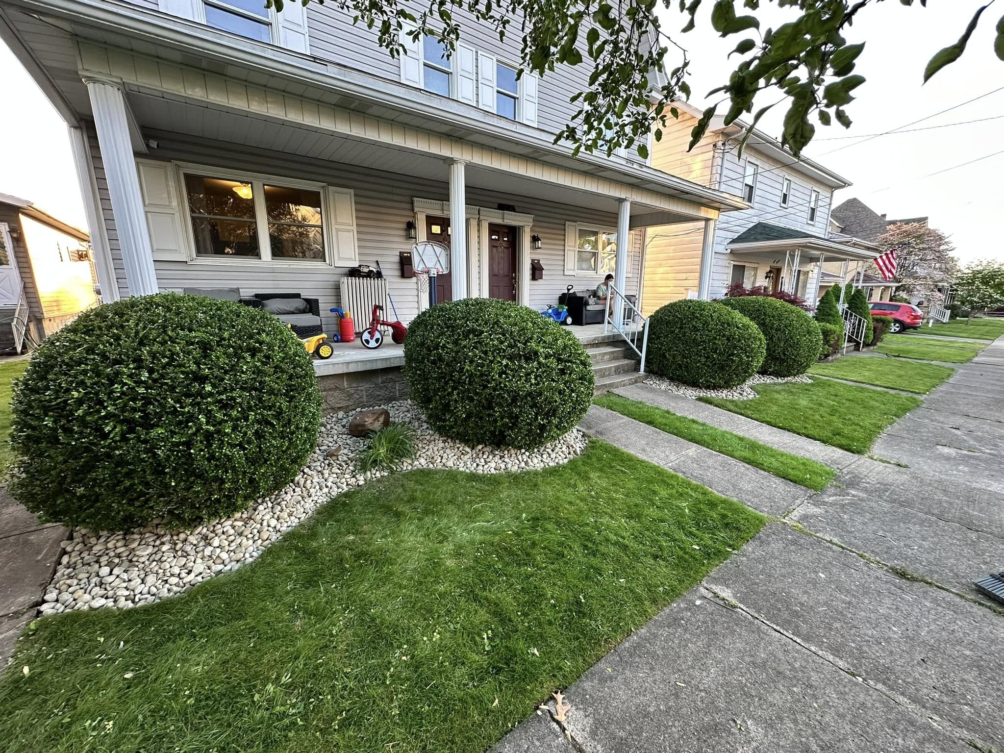 Fresh mulch and decorative border