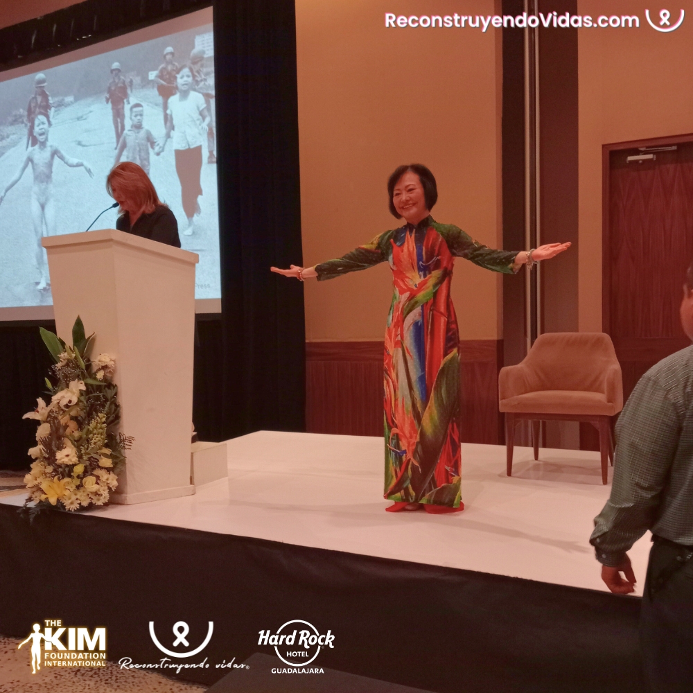 Kim Phuc y la Fundación Voluntarias Contra el Cáncer durante la conferencia y desayuno en Guadalajara.