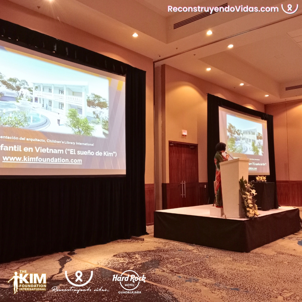 Kim Phuc hablando durante la conferencia y desayuno en Guadalajara