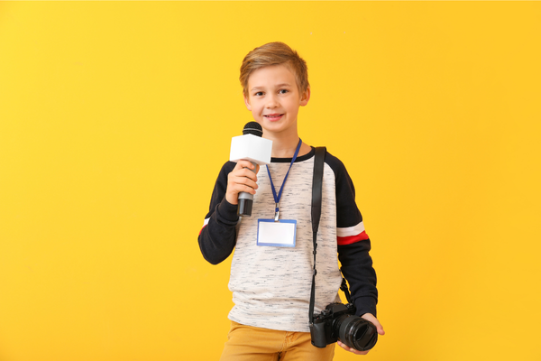 طفل ينظر بعيدًا عن الكاميرا، أو يغطي وجهه، أو يبدو غير مرتاح أثناء محاولة أحدهم تصويره. الدلالة: تجسّد عدم موافقة الطفل على الظهور واختراق خصوصيته.