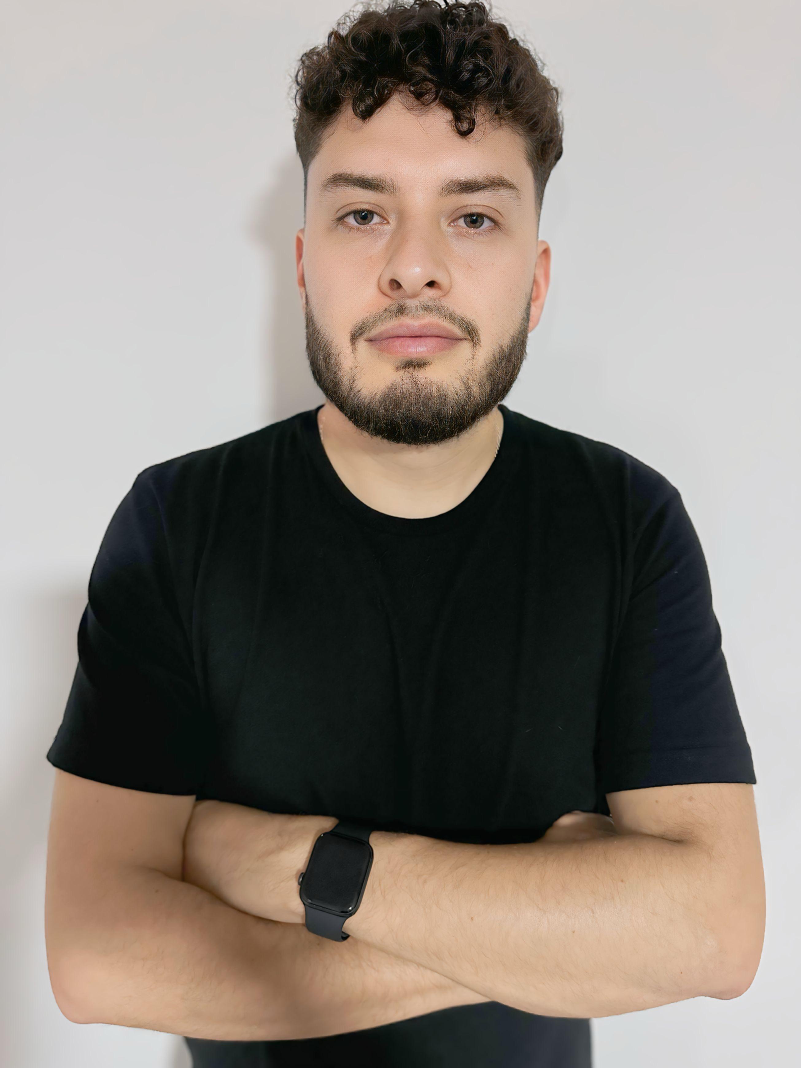 Diego Forero es ingeniero de sistemas y administrador de empresas, apasionado por la tecnología, la inteligencia artificial y la automatización de procesos. Fundador de Nextgen, ha dedicado su carrera a ayudar a empresas y pymes a optimizar su tiempo y recursos mediante soluciones innovadoras basadas en IA. Con una sólida experiencia en atención al cliente y metodologías ágiles, su enfoque se centra en transformar desafíos empresariales en oportunidades de crecimiento, siempre a la vanguardia de la tecnología. 