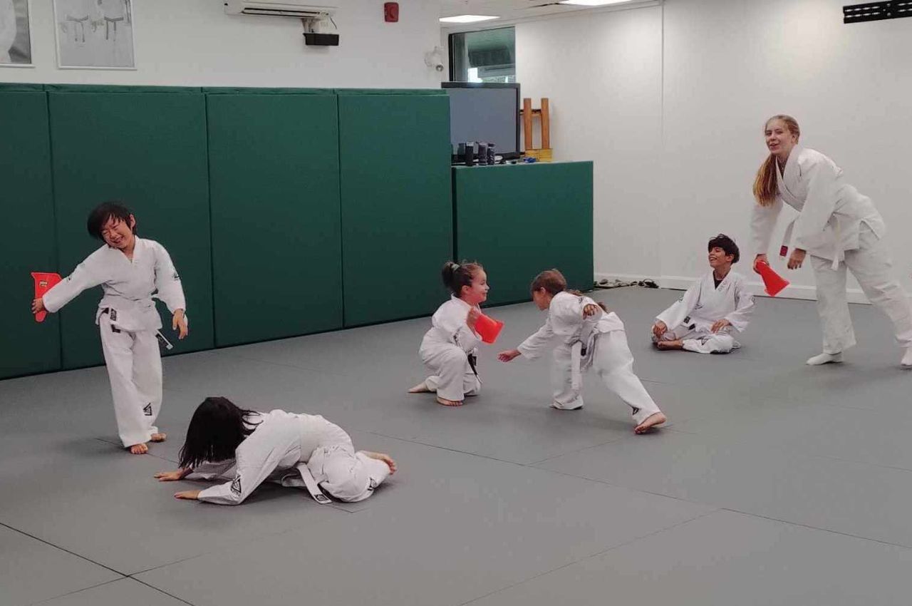 Instructeur d’arts martiaux avec des enfants