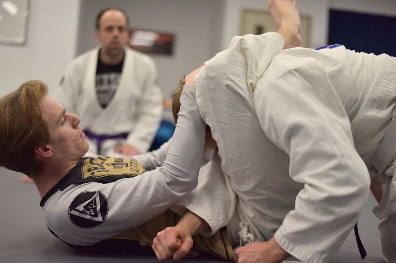 Instructeur d'arts martiaux avec des enfants