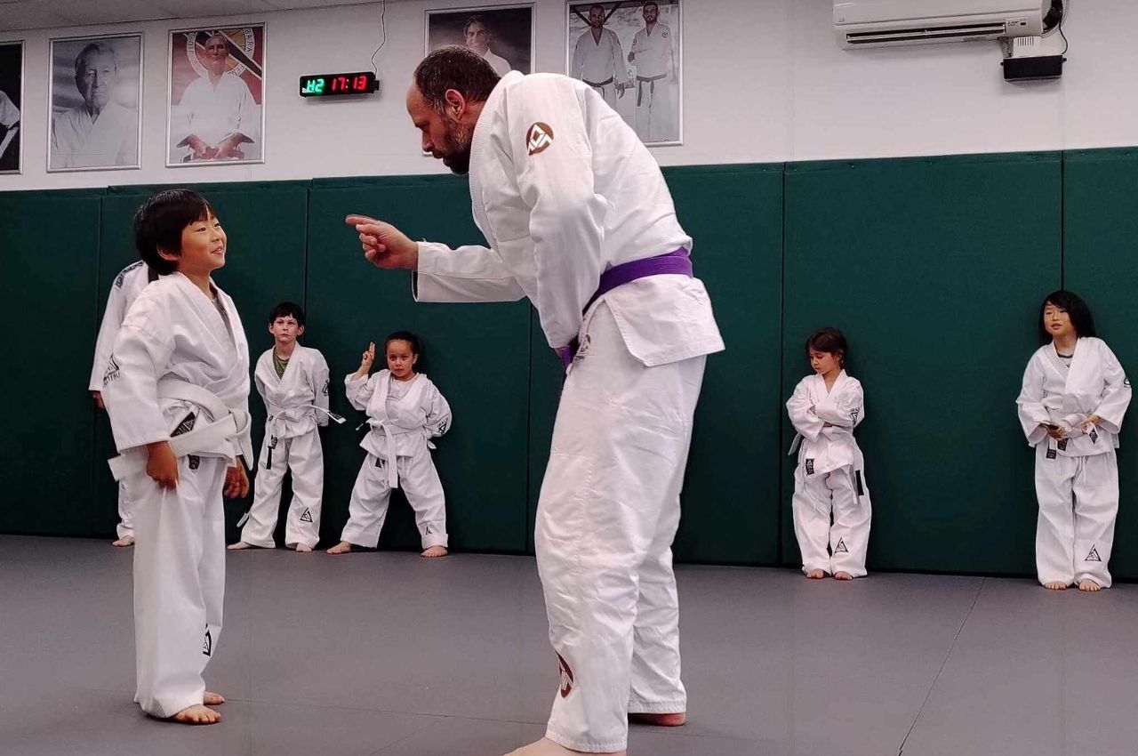 Instructeur d’arts martiaux avec des enfants