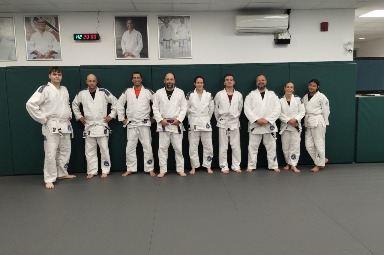 Instructeur d’arts martiaux avec des enfants