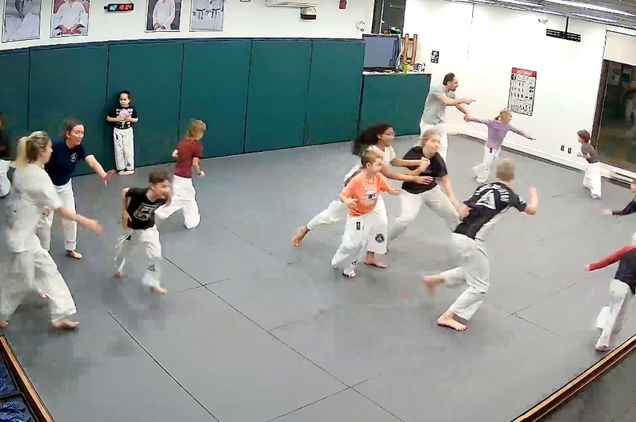 Instructeur d’arts martiaux avec des enfants