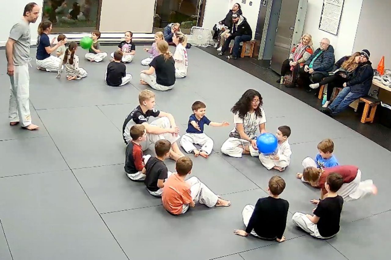Instructeur d’arts martiaux avec des enfants
