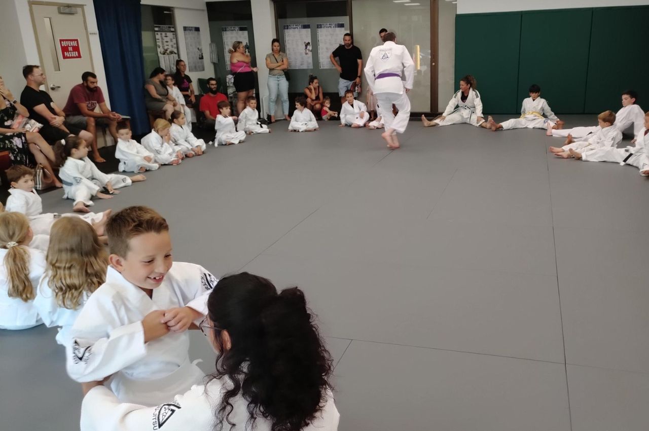 Instructeur d’arts martiaux avec des enfants