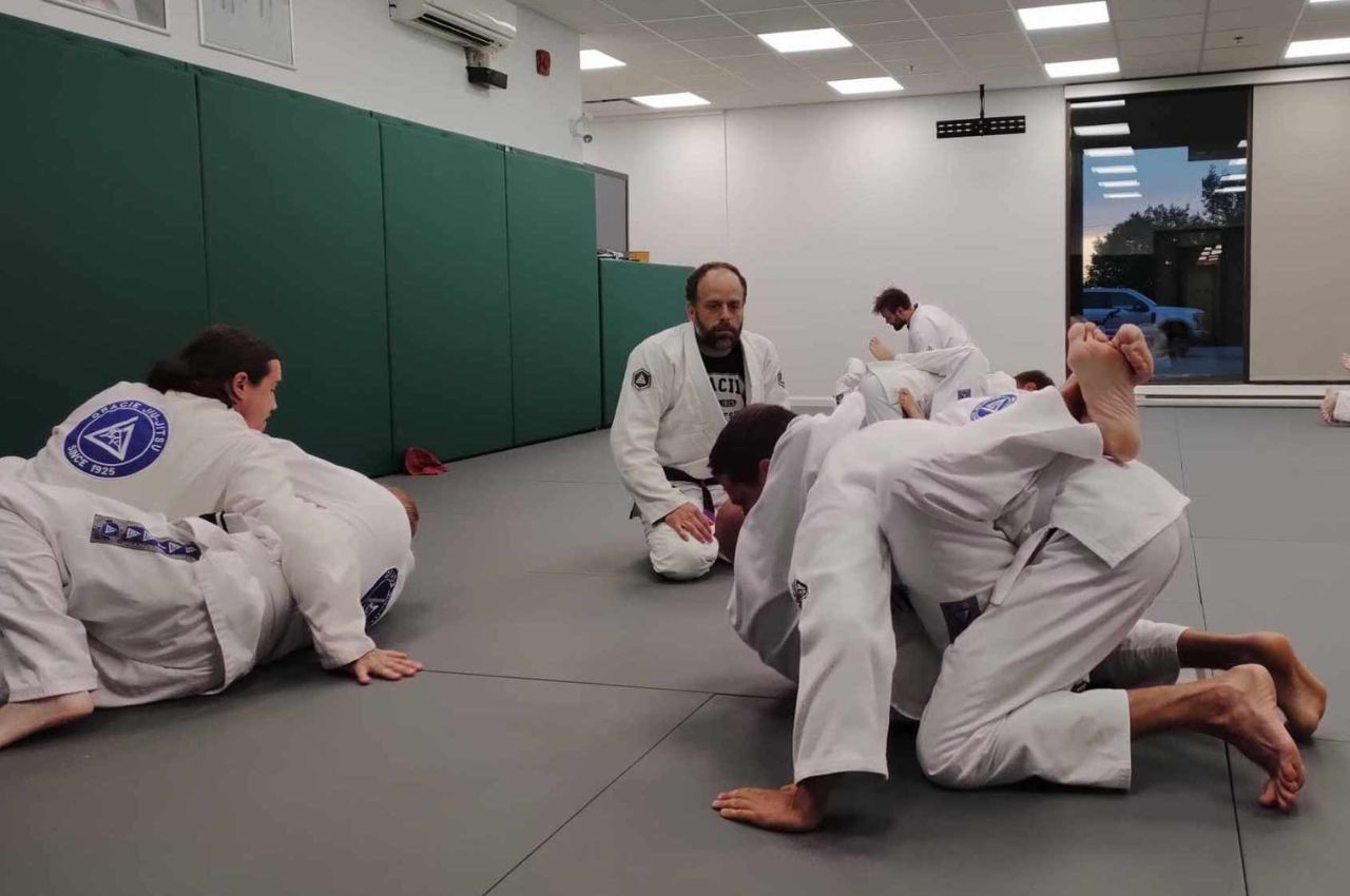 Instructeur d'arts martiaux avec des enfants