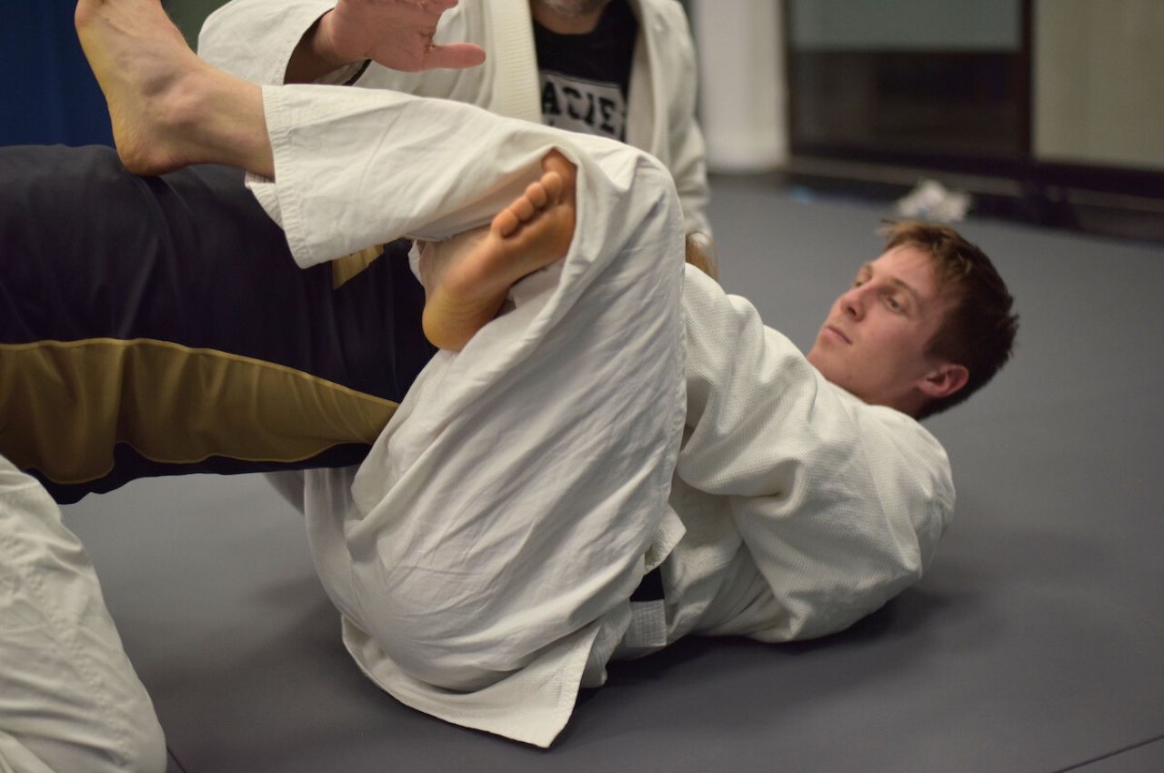 Instructeur d’arts martiaux avec des enfants