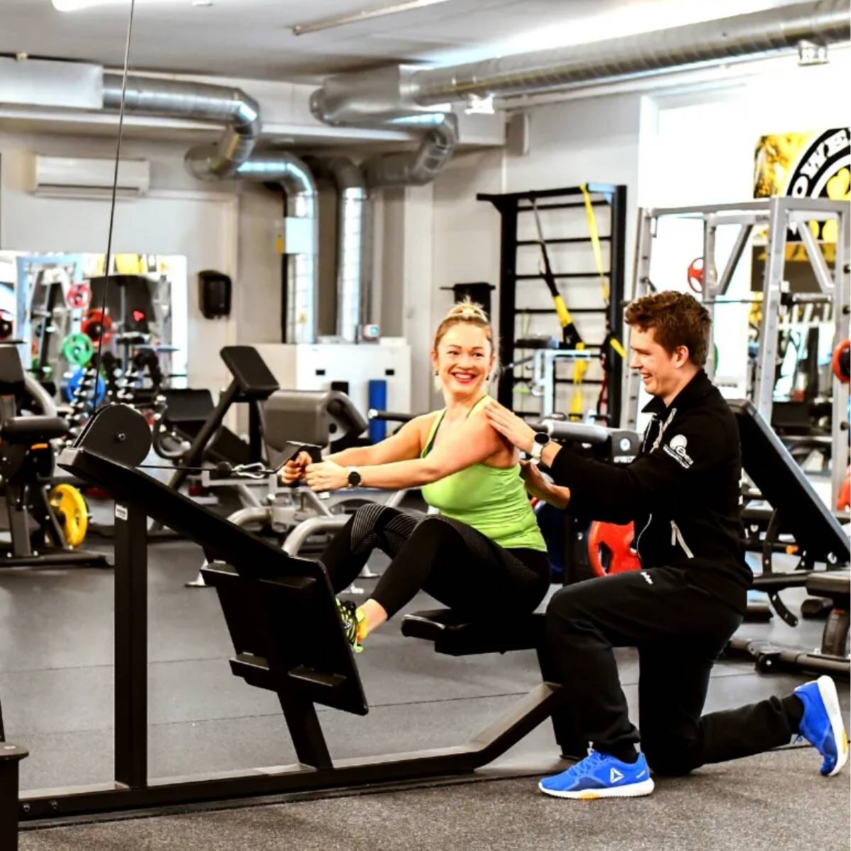 Personal Trainer Espoo Arttu ja asiakas kuntosalilla