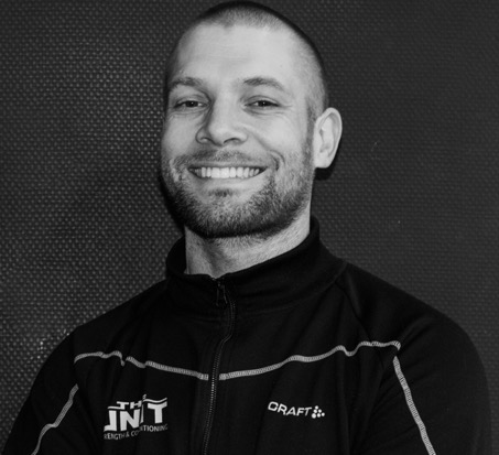 Anne Bart de Vries is mede-eigenaar van The Unit Strength & Conditioning. Naast 1-op-1 begeleiding biedt The Unit ook conditietrainingen in kleine groepen. Deze trainingen zijn gericht op het verbeteren van kracht en conditie, met persoonlijke aandacht en een op maat gemaakt programma dat regelmatig wordt aangepast aan het niveau van de deelnemers. Hierdoor kunnen klanten effectief werken aan hun fitnessdoelen in een ondersteunende omgeving.