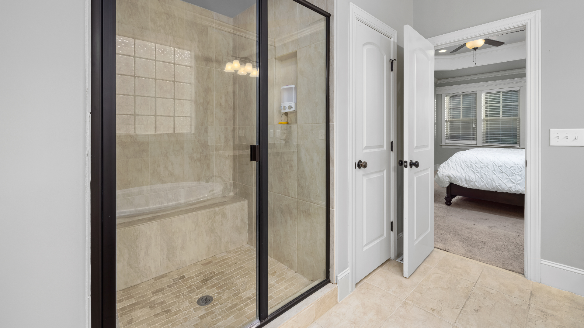 Aluminum showers doors Aluminum showers doors