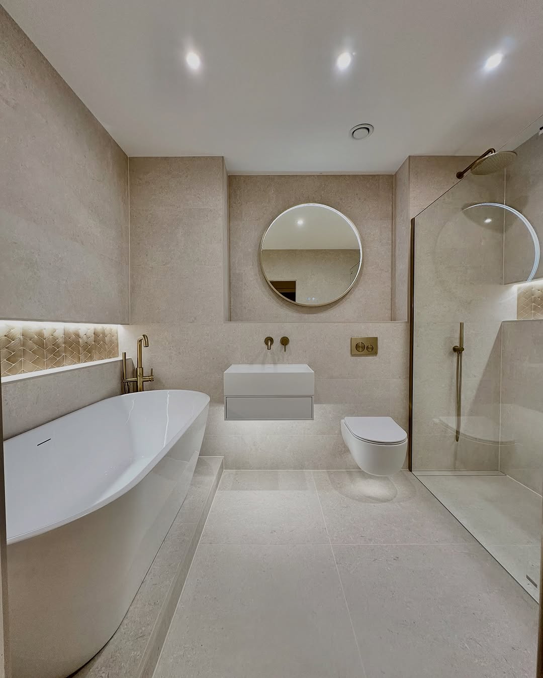 Lyst og moderne lite bad med smarte løsninger