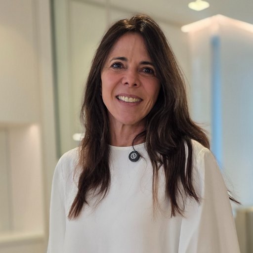 Especialista em Pacientes com Necessidades Especiais, Especialista em Periodontia e Odontologia Hospitalar, Mestranda em Estomatologia, Habilitada em Laserterapia e Sedação Multimodal.